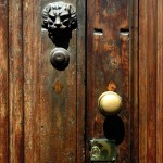 A qui est-on obligé d'ouvrir la porte ?